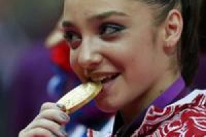 Десятый день Олимпиады принес России три золотые медали