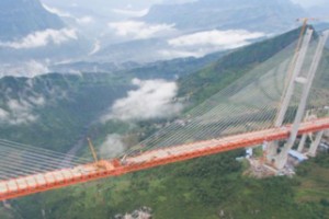 В Китае завершилось строительство самого высокого моста в мире