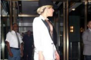 Lady Gaga «засветила» прелесьи в пиджаке на голое тело