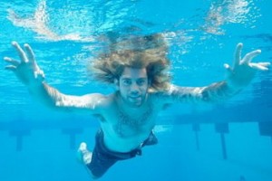 25-летний младенец с обложки «Nevermind» снова нырнул в бассейн