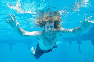 Герой легендарной обложки альбома Nirvana воссоздал её спустя 25 лет