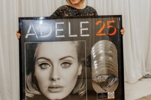 Адель вручили «бриллиантовый» сертификат за «25»