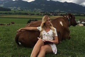В Швейцарии Лесе Никитюк пришлось убегать от коровы