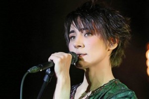 В Берлине Земфира, прыгнув в толпу фанатов, повредила колено