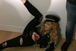 Пьяная на полу: Мадонна шокировала фанатов новой выходкой