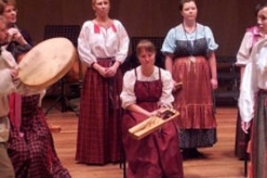 В Петрозаводске отрылся фестиваль традиционной музыки «Истоки». В числе участников – исполнительница саамских лыввьтов из Ловозера