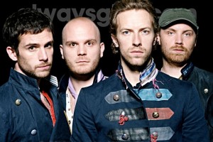 Солист Coldplay остановил концерт и позволил фанату сделать предложение девушке