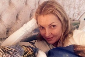 «Пьющая неопрятная тетка»: Анастасию Волочкову вновь обвиняют в алкоголизме