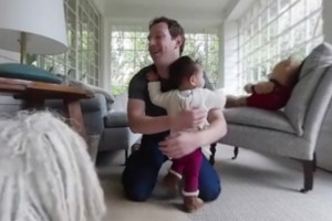 Марк Цукерберг показал первые шаги дочери в панорамном видео