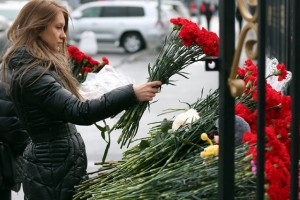 Москвичи принесли цветы к "Останкино" в память о погибших в авиакатастрофе журналистах