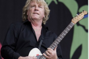 Гитарист британской группы Status Quo Рик Парфитт умер на 69-м году жизни