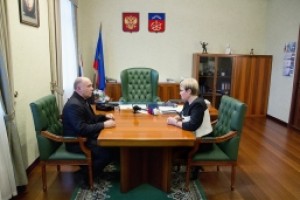 Губернатор Марина Ковтун поздравила Александра Шестака с избранием на должность главы Ловозерского района