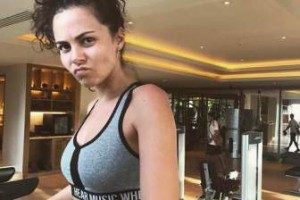 Настя Каменских похвасталась селфи в бикини