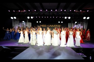 Корона "Мисс Вселенная" вручена стоматологу из Франции