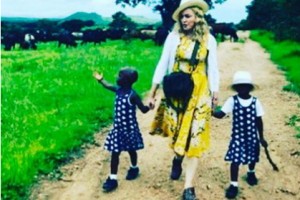 Мадонна показала фото с новыми детьми
