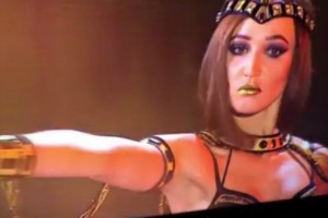 Богиня: Ольга Бузова превратилась в египетскую царицу на сцене Big Love Show