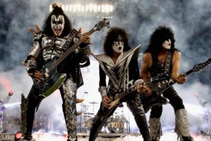 «Поцелуй навылет»: группа Kiss начинает европейское турне с Москвы 
