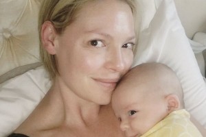 Кэтрин Хейгл показала фото своего новорожденного сынишки