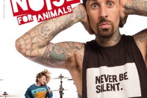 Барабанщик Blink 182 Трэвис Баркер взялся за морковки вместо палочек ради животных