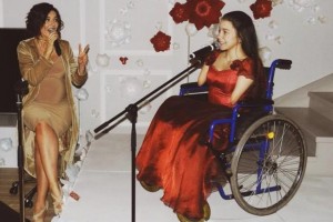 Беременная Анна Седокова записала песню с девочкой в инвалидном кресле