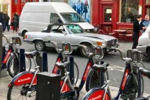 Джуд Лоу на своем винтажном Mercedes-Benz попал в ДТП в Лондоне
