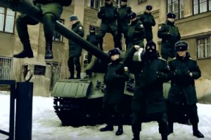 Верхом на танке: екатеринбургские бойцы сняли пародию на клип «Грибов»