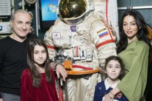 Михаил Турецкий посадил детей в космический корабль