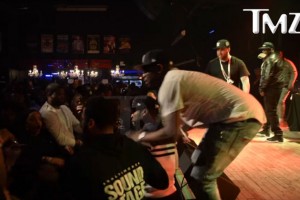 Рэпер 50 Cent избил фанатку во время концерта