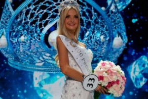 А девушка лукавит: «Мисс Россия — 2017» Полина Попова заявила, что мечтает жить в России, а в реальности - в США