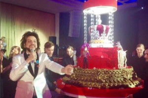 Киркорову в день рождения подарили трёхметровый торт 