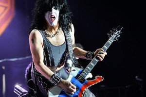 Фронтмен группы Kiss вышел на сцену с гитарой в цветах российского флага