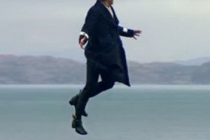 Гарри Стайлз научился летать в своем дебютном клипе (Видео)
