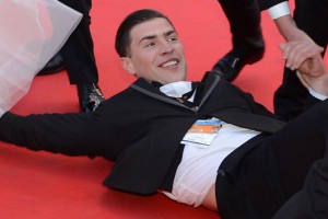 "Идиота", показавшего голый зад на Евровидении, оштрафовали и отпустили