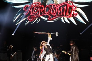 Прощальный концерт Aerosmith в Москве завершился песней в поддержку Манчестера