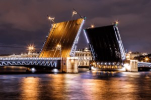 Дворцовый мост в Петербурге "станцевал" под музыку Чайковского