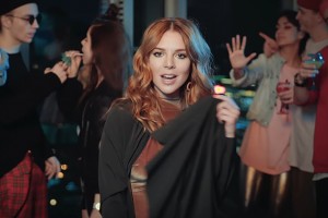Наталья Подольская представила зажигательный клип на песню "Маму я не обману"