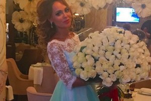 Беременная Анна Калашникова получила дорогие украшения на день рождения