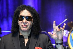 Фронтмен группы Kiss Джин Симмонс решил запатентовать рокерскую "козу"