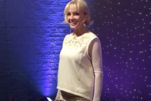 63-летняя Лайма Вайкуле в оригинальном наряде восхитила внешним видом