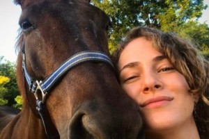 Аглая Тарасова отрывается в Сербии: Свадьбы, фестивали, обнимания с конями