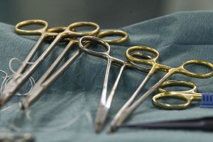 В одной из больниц астрахани врачи оставили в теле пациента хирургический зажим. 