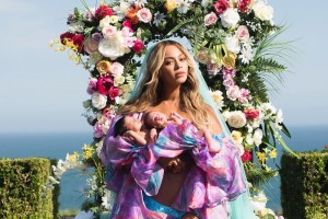 Бейонсе впервые показала своих новорожденных близнецов