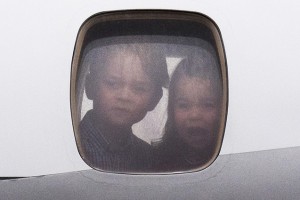 Принц Джордж и принцесса Шарлотта по-своему отреагировали на начало европейского тура