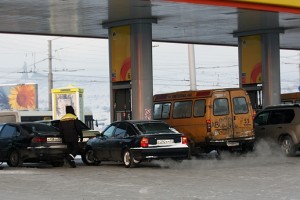 В России почти самый дешёвый в Европе бензин, но денег на него у россиян мало