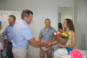 Губернатор Александр Жилкин поздравил родителей новорождённых тройняшек, выписанных из Александро-Мариинской областной клинической больницы. 