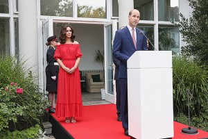 Кейт Миддлтон поразила гостей приема в посольстве красным платьем Alexander McQueen за три тысячи долларов