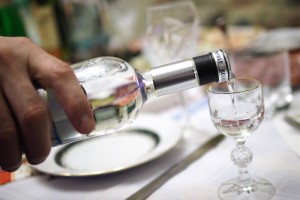 Россияне стали пить на два литра алкоголя в год меньше.