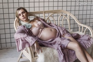 Певица Саша Холидей выпустила новый трек и объявила о беременности 