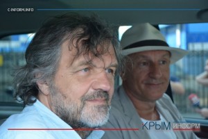 Кустурица отжался со зрителем во время концерта в Крыму