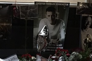 В Москве возник стихийный мемориал в память о фронтмене Linkin Park